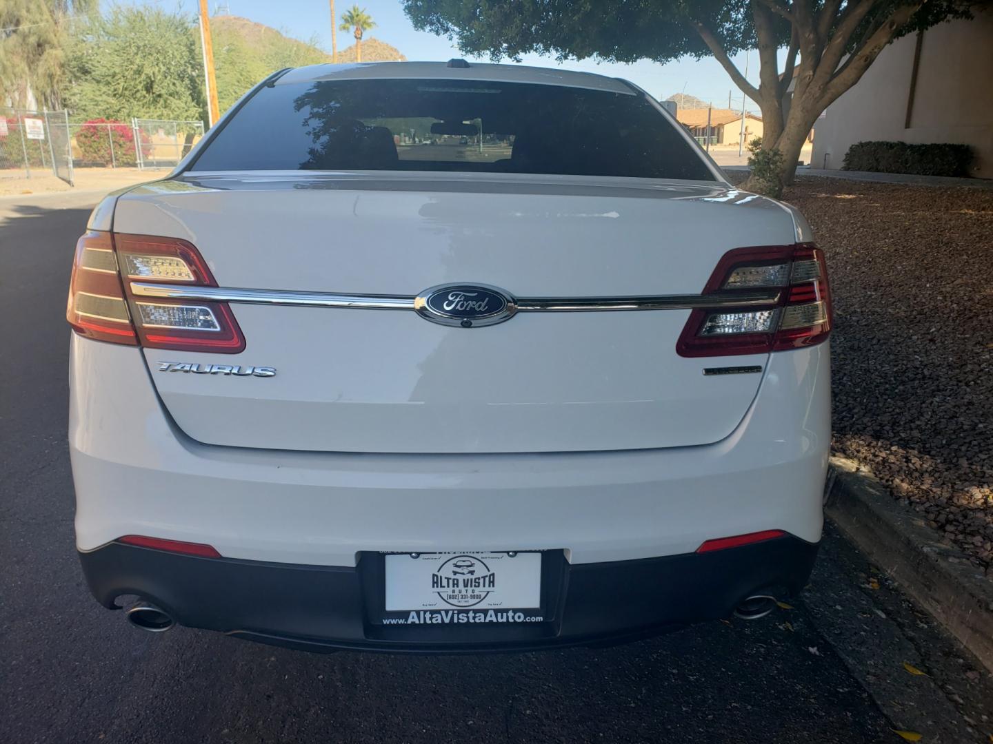 2018 WHITE /Tan and black Ford Taurus SE FWD (1FAHP2D83JG) with an 3.5L V6 DOHC 24V engine, 6A transmission, located at 323 E Dunlap Ave., Phoenix, AZ, 85020, (602) 331-9000, 33.567677, -112.069000 - Photo#7